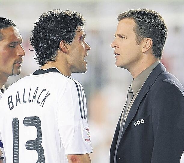 Stein des Anstoßes: Oliver Bierhoff (r.) und Michael Ballack zoffen sich nach dem verlorenen EM-Finale.