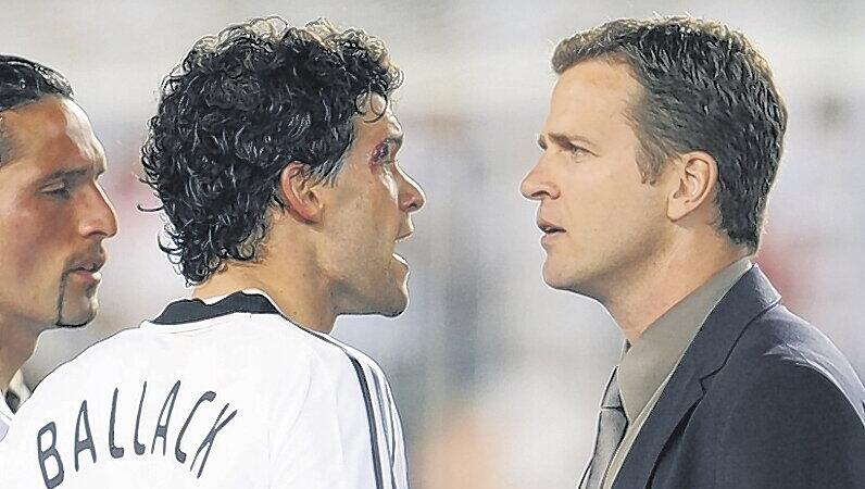 Stein des Anstoßes: Oliver Bierhoff (r.) und Michael Ballack zoffen sich nach dem verlorenen EM-Finale.