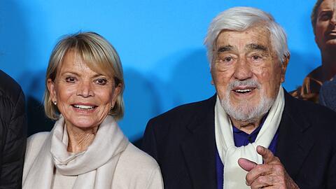 Die Schauspieler, Uschi Glas (l) und Mario Adorf stehen auf dem roten Teppich.