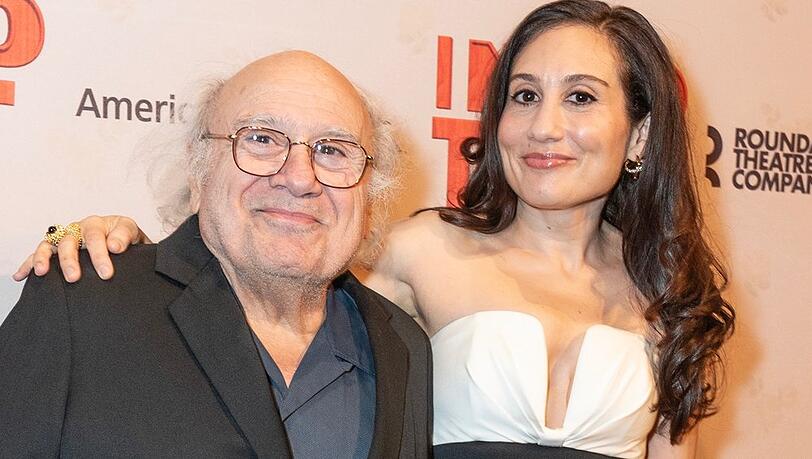 Danny DeVito hat die Hand seiner Tochter Lucy übergeben.
