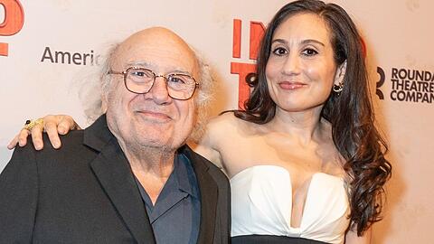 Danny DeVito hat die Hand seiner Tochter Lucy übergeben.