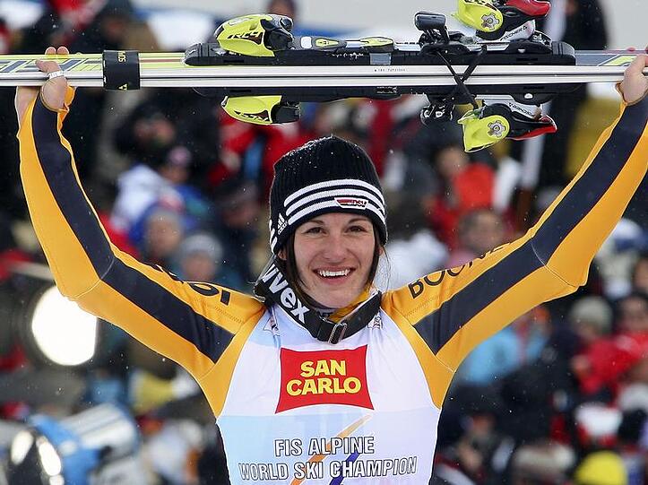 Kathrin Hölzl jubelt 2009 über ihren Sieg im Riesenslalom bei der Ski-WM in Val d'Isere.