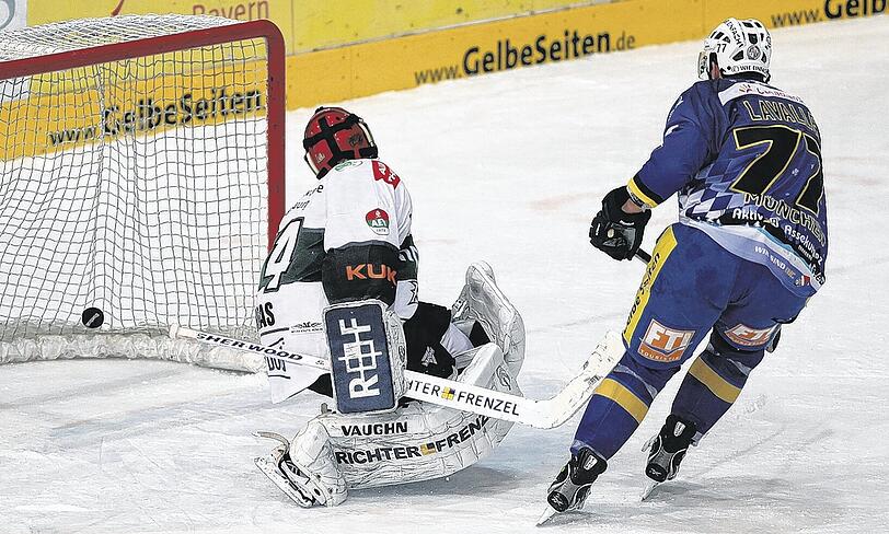 Drin, das Ding! EHC-Verteidiger Kevin Lavallee verwandelt an seinem Geburtstag den entscheidenden Penalty gegen Augsburgs Dennis Endras zum 3:2-Sieg. Foto: Rauchensteiner/AK