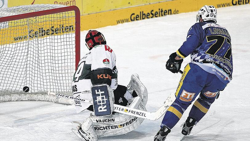 Drin, das Ding! EHC-Verteidiger Kevin Lavallee verwandelt an seinem Geburtstag den entscheidenden Penalty gegen Augsburgs Dennis Endras zum 3:2-Sieg. Foto: Rauchensteiner/AK Drin, das Ding! EHC-Verteidiger Kevin Lavallee verwandelt an seinem Geburtstag den entscheidenden Penalty gegen Augsburgs Dennis Endras zum 3:2-Sieg. Foto: Rauchensteiner/AK