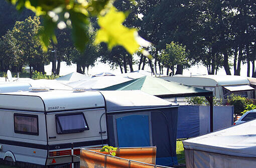 58215 Touristen schlugen auf Münchner Campingplätzen ihre Zelte auf oder stellten dort ihren Wohnwagen ab.