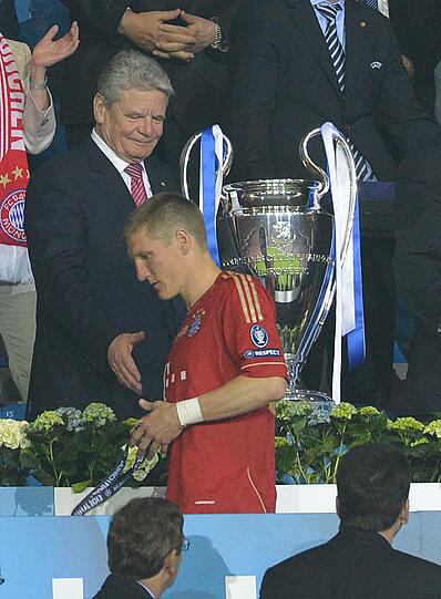 Schweinsteiger und Gauck - die Bilder von der Siegerehrung.