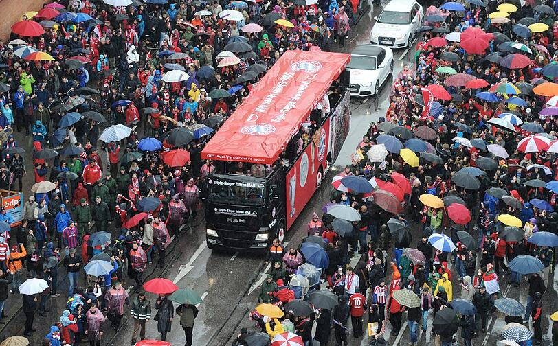 Auf dem Champions-Truck feiern die Bayern-Stars den Triple-Gewinn. Die besten Feierfotos in der Bilderstrecke zum Durchklicken