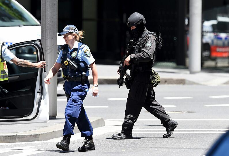 Sydney im Ausnahmezustand: Ein Islamist hat in einem Cafe ca. 30 Menschen als Geisel genommen. Hunderte Polizisten sind im Einsatz.