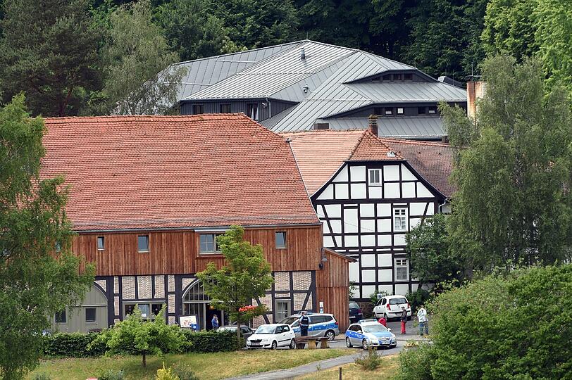 Der Sohn von Schrauben-Milliardär Reinhold Würth ist in Osthessen entführt worden, nach kurzer Zeit aber wieder freigekommen. Die Polizei sicherte den Familiensitz "Hofgut Sassen" in Schlitz.