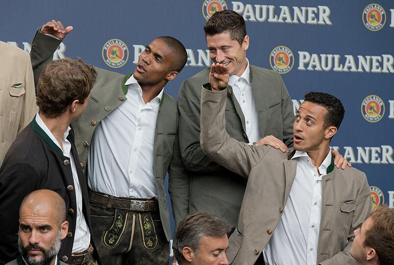 Auch der brasilianische Neuzugang schien das Fotoshooting Spaß zu machen. Zumindestens scherzte er reichlich mit den Kollegen Lewandowski und Thiago.