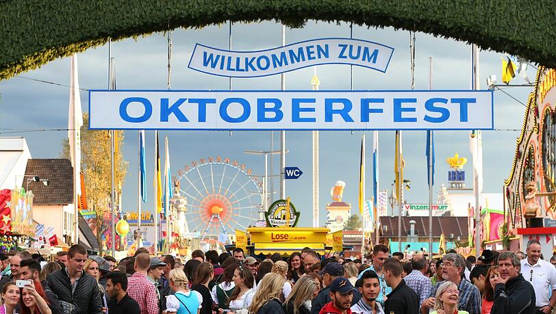 Der Bundesnachrichtendienst lädt ausländische Spione auf Kosten des Bundes jedes Jahr auf das Oktoberfest ein. Der Bundesnachrichtendienst lädt ausländische Spione auf Kosten des Bundes jedes Jahr auf das Oktoberfest ein.