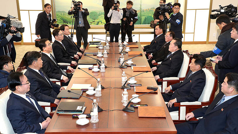 Unterhändler aus Süd- und Nordkorea am Dienstag in Panmunjom, Südkorea, bei ersten Gesprächen zwischen den beiden Ländern seit zwei Jahren.