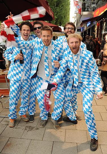 So ausgelassen feiern die Fans auf der Leopoldstraße den Bayern-Sieg. Die Bilder
