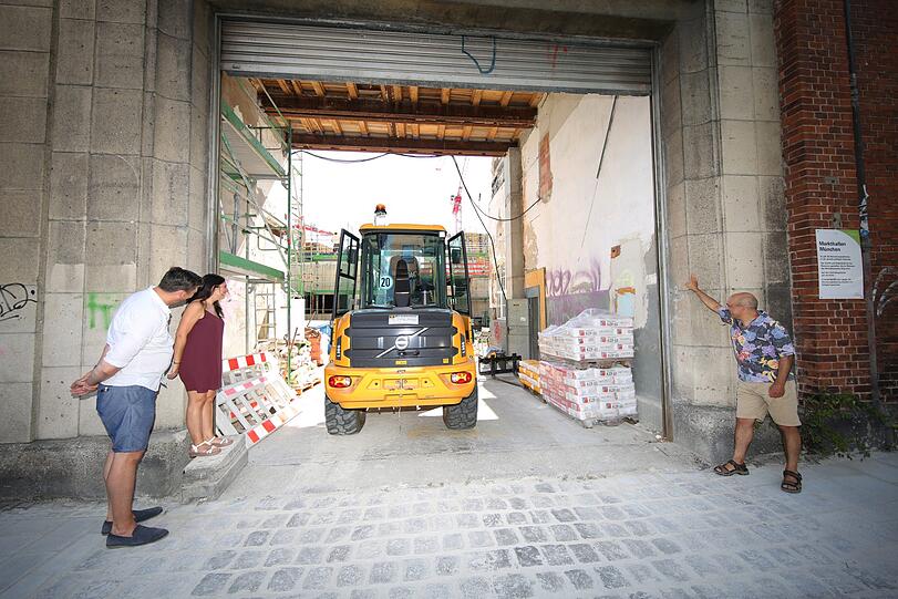 Kulturkontrolle auf der Baustelle. Oder so. Der Bauarbeiter darf am Ende aber dann doch durchfahren. Nicht ohne ein Schmunzeln, freilich.