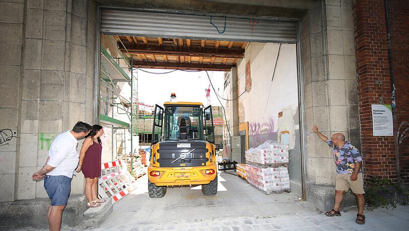 Kulturkontrolle auf der Baustelle. Oder so. Der Bauarbeiter darf am Ende aber dann doch durchfahren. Nicht ohne ein Schmunzeln, freilich. Kulturkontrolle auf der Baustelle. Oder so. Der Bauarbeiter darf am Ende aber dann doch durchfahren. Nicht ohne ein Schmunzeln, freilich.