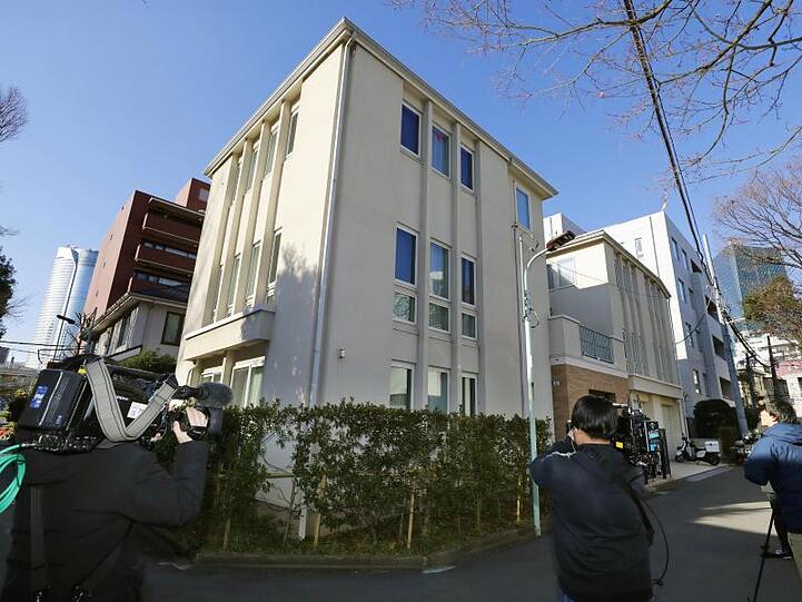 Medienteams vor der Tokioter Residenz des in den Libanon geflohenen früheren Top-Managers Carlos Ghosn.