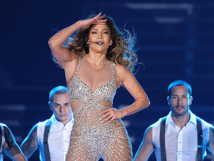 US-Sängerin Jennifer Lopez tritt erstmals in den Vereinigten Arabischen Emiraten auf.