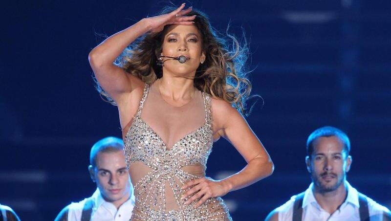 US-Sängerin Jennifer Lopez tritt erstmals in den Vereinigten Arabischen Emiraten auf. US-Sängerin Jennifer Lopez tritt erstmals in den Vereinigten Arabischen Emiraten auf.
