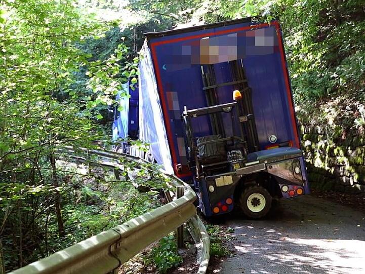 Ein Lastwagen steht eingekeilt auf einer Straße. Foto: Markus Zechbauer