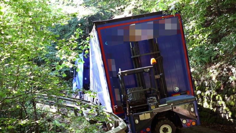 Ein Lastwagen steht eingekeilt auf einer Straße. Foto: Markus Zechbauer Ein Lastwagen steht eingekeilt auf einer Straße. Foto: Markus Zechbauer