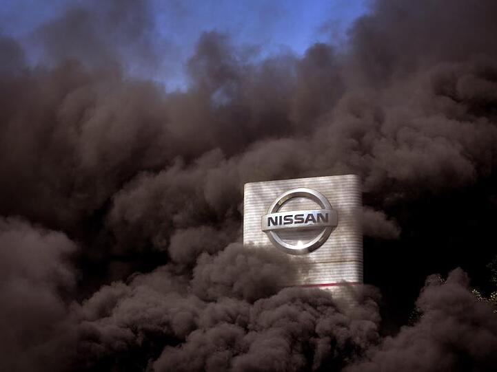 Rauch steigt über dem Nissan-Werk in Barcelona auf, als Arbeiter bei einer Protestaktion Reifen verbrennen.