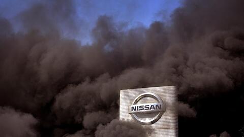 Rauch steigt über dem Nissan-Werk in Barcelona auf, als Arbeiter bei einer Protestaktion Reifen verbrennen.