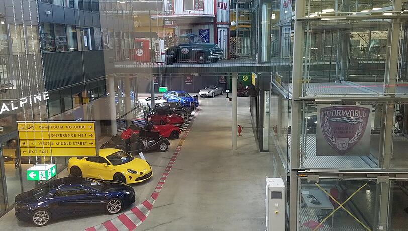 Edle Karossen, historisch bis brandneu, so weit das Auge reicht. Rechts im Bild die gläsernen Garagen, in denen jetzt Privatpersonen ihre automobilen Schätzchen präsentieren können.