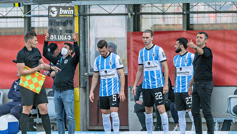 Fünf Mal Joker in Folge: Tim Linsbichler (M.) und Trainer Köllner. Fünf Mal Joker in Folge: Tim Linsbichler (M.) und Trainer Köllner.
