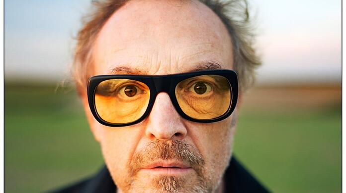 Mit einer gelb getönten Brille sieht man kontrastreicher, was Kabarettisten wie Josef Hader beim Blick auf die Welt sicher hilft.