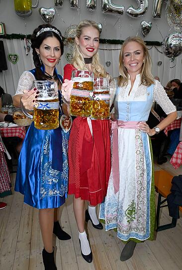 Jeannette Graf mit Darya Strelnikova und Carolin Henseler beim BMW-Armbrustschützenschießen im Armbrustschützenzelt.