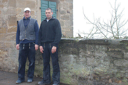 Uwe Straub (l.) und Marcus Burkhardt am Fenster des Stadtmauer-Kiosks. Hinter der Mauer geht&rsquo;s sechs Meter in die Tiefe.