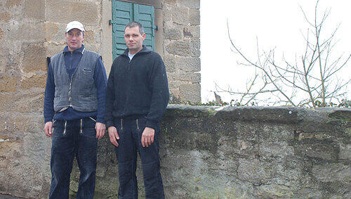 Uwe Straub (l.) und Marcus Burkhardt am Fenster des Stadtmauer-Kiosks. Hinter der Mauer geht&rsquo;s sechs Meter in die Tiefe.