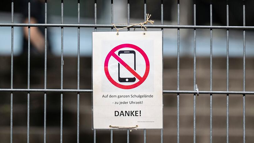 Die Regeln sind unterschiedlich: Manche Schulen haben Handys komplett verbannt, andere sind weniger streng. Ob es flächendeckende Regeln gibt, entscheiden die Bundesländer selbst. (Symbolbild)