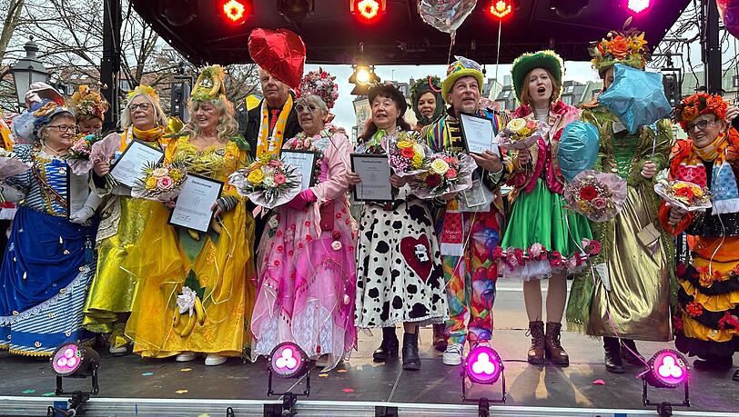 Die tanzenden Marktweiber, ein deutschlandweites Unikat. Im Hintergrund steht OB Dieter Reiter (SPD). Die fünf Urkundenträgerinnen sowie der Urkundendträger (Tanzlehrer Christian Langer) wurden nach 15- bis 40-jährigem Engagement verabschiedet. Die tanzenden Marktweiber, ein deutschlandweites Unikat. Im Hintergrund steht OB Dieter Reiter (SPD). Die fünf Urkundenträgerinnen sowie der Urkundendträger (Tanzlehrer Christian Langer) wurden nach 15- bis 40-jährigem Engagement verabschiedet.