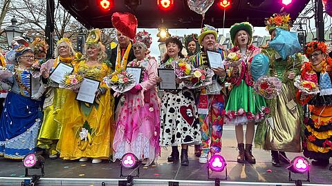 Die tanzenden Marktweiber, ein deutschlandweites Unikat. Im Hintergrund steht OB Dieter Reiter (SPD). Die f&uuml;nf Urkundentr&auml;gerinnen sowie der Urkundendtr&auml;ger (Tanzlehrer Christian Langer) wurden nach 15- bis 40-j&auml;hrigem Engagement verabschiedet.