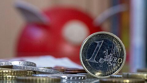 Viele Menschen in Deutschland sparen wie die Weltmeister. Viel Geld liegt auf Tagesgeldkonten, wo es in der Regel wenig Zinsen gibt. (Symbolbild)