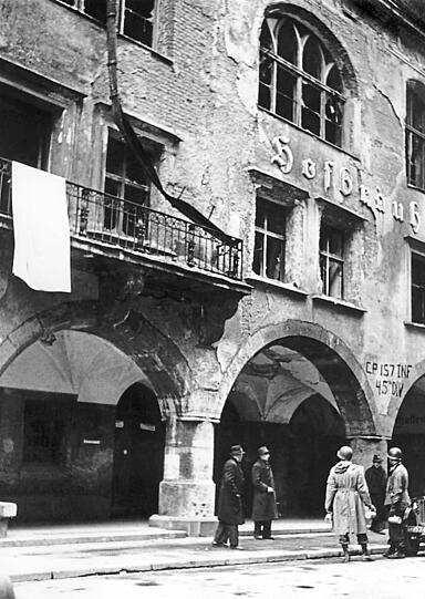 1945: US-Soldaten vor dem besch&auml;digten Hofbr&auml;uhaus am Platzl.