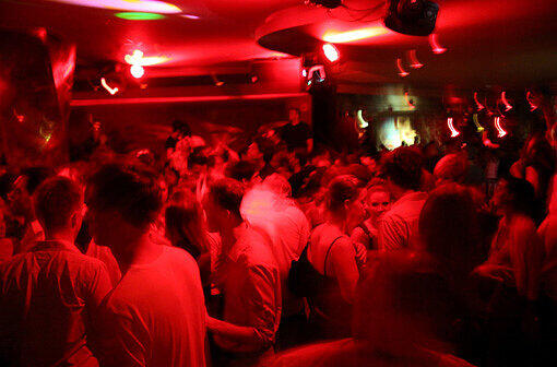 Die Kirschen sind das Kennzeichen für das  Pacha - einen Club mit diesem Namen muss es in jeder Partymetropole geben. Mehr Bilder aus dem Pacha unter:  www.nachtagenten.de