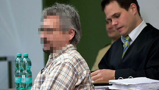 Der Angeklagte Max P. (51) auf der Anklagebank des Münchner Landgerichts. Hinter ihm sitzt sein Strafverteidiger, der die Akten wälzt. Der Angeklagte Max P. (51) auf der Anklagebank des Münchner Landgerichts. Hinter ihm sitzt sein Strafverteidiger, der die Akten wälzt.