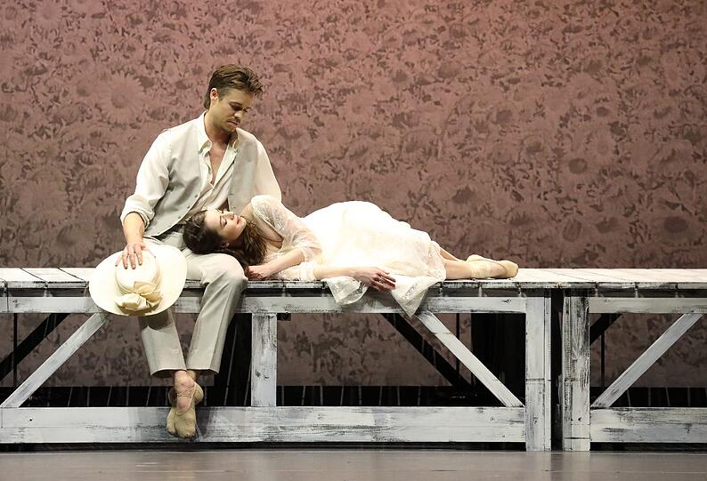 Szenen aus Christian Spucks "Anna Karenina" im Nationaltheater.