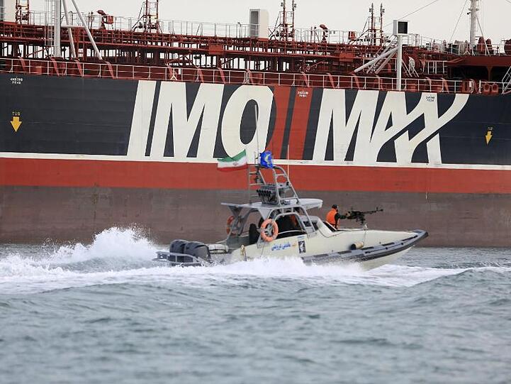 Ein Schnellboot der iranischen Revolutionsgarden umkreist die "Stena Impero" in der Straße von Hormus.