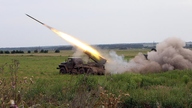 Ein Mehrfachraketenwerfer BM-21 Grad wird abgefeuert während Soldaten der ukrainischen Streitkräfte Präzisionsangriffe auf russische Ziele durchführen.