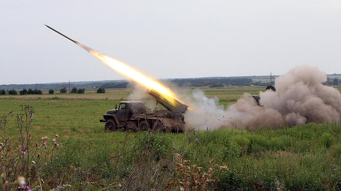 Ein Mehrfachraketenwerfer BM-21 Grad wird abgefeuert während Soldaten der ukrainischen Streitkräfte Präzisionsangriffe auf russische Ziele durchführen.