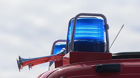 Die Feuerwehr musste den rquchenden Container erst wegschleppen lassen, um ihn kontrolliert löschen zu können. (Symbolbild)