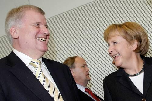 Gemeinsame Freude: Seehofer und Merkel kurz nach Hubers Rücktritt.