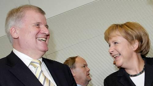 Gemeinsame Freude: Seehofer und Merkel kurz nach Hubers Rücktritt. Gemeinsame Freude: Seehofer und Merkel kurz nach Hubers Rücktritt.