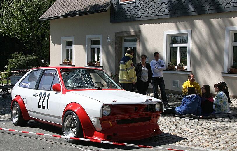 Blutiges Ende des Oldtimer-Rennens: Der Fahrer des aufgemotzten VW Polo verlor im Zielbereich die Kontrolle über sein Fahrzeug und mähte fünf Zuschauer nieder.