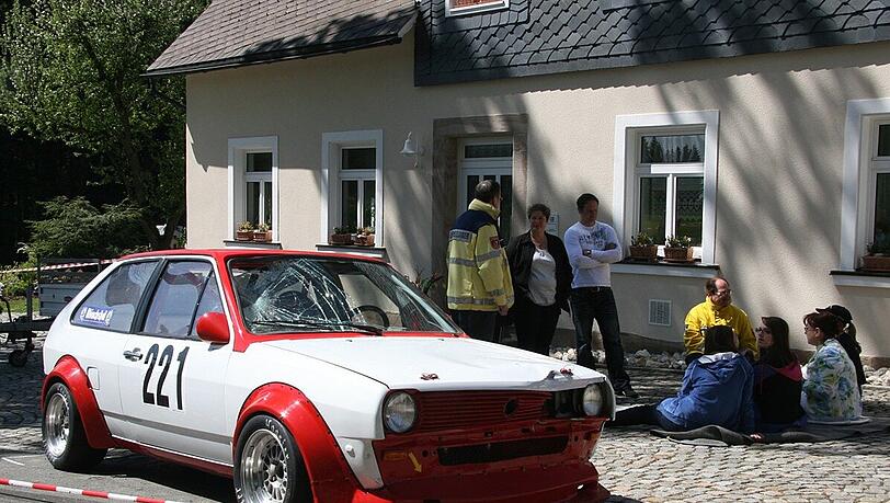 Blutiges Ende des Oldtimer-Rennens: Der Fahrer des aufgemotzten VW Polo verlor im Zielbereich die Kontrolle über sein Fahrzeug und mähte fünf Zuschauer nieder. Blutiges Ende des Oldtimer-Rennens: Der Fahrer des aufgemotzten VW Polo verlor im Zielbereich die Kontrolle über sein Fahrzeug und mähte fünf Zuschauer nieder.