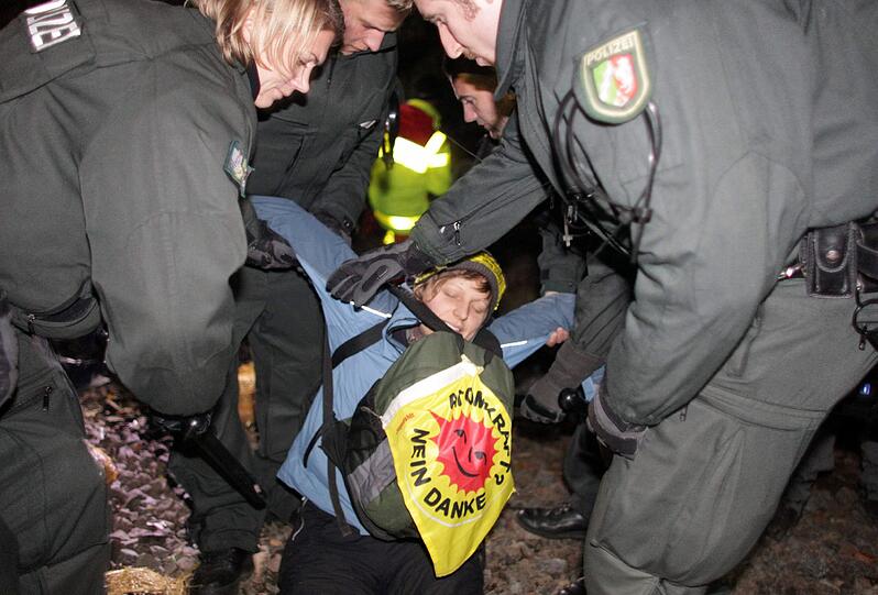 Atomkraftgegner haben sich an die Bahngleise der Castor-Transportstrecke angekettet. Die Bilder vom Polizeieinsatz.