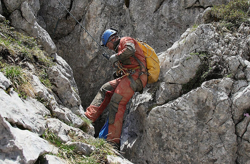 Ein Höhlenretter seilt sich am Sonntag in rund 1800 Metern Höhe am Eingang der Riesending-Schachthöhle am Untersberg ab.